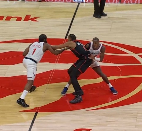 kaiyun体育-关键球！邓恩掩护撞到巴恩斯&amp;裁判吹掩护犯规 快船挑战失败