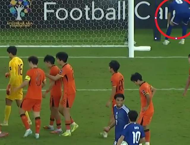 开云体育app下载-细节做到了极致！日本队主罚点球前：疑似偷看李昊点球笔记